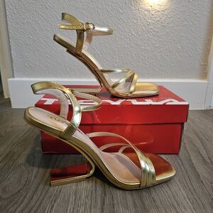 Novus Harmonia Gold Metallic Heels Size 7